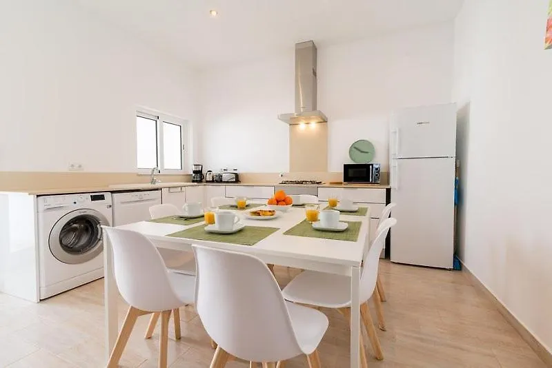 2Bedroom House Cozy Typical Restored Single Storey 5 Min From The Fuseta Beach בית נופש